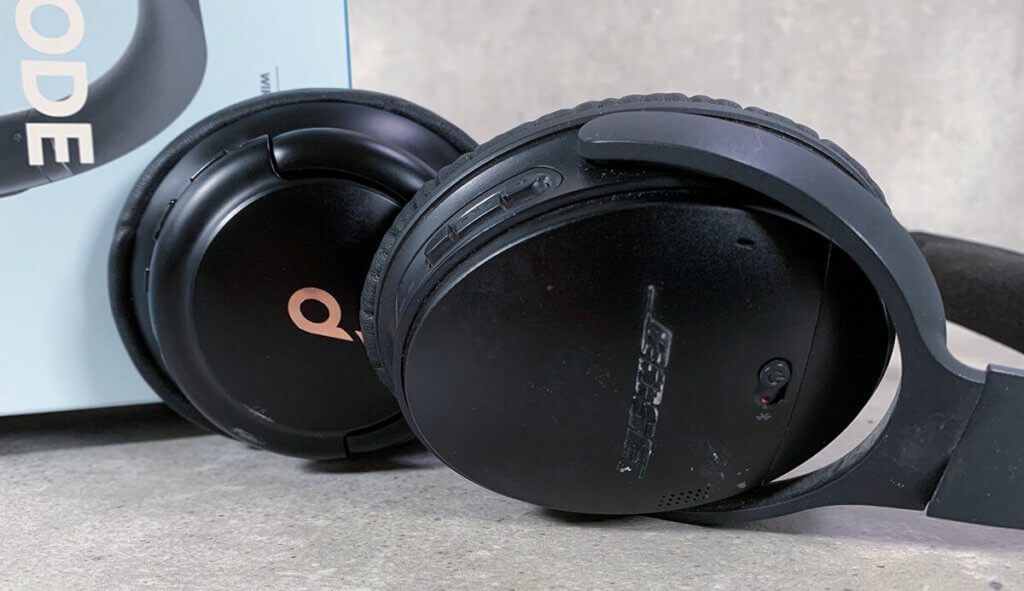 Im Vordergrund liegt der Bose QC35 (ja, er hat schon einiges mitgemacht… von Renovierungen bis zum Rasenmähen ist er immer dabei!) und dahinter liegt der Soundcore Q30. Beide sind ähnlich bequem und haben ähnliche Bedienelemente (Fotos: Sir Apfelot).