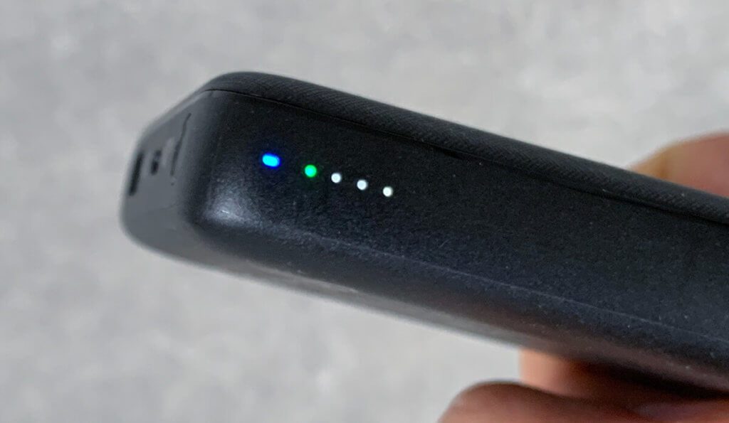 Die grüne LED zeigt an, wenn sich die Powerbank im Trickle Charge Modus befindet. Man erreicht diesen durch längeres Drücken der Einschalttaste (Fotos: Sir Apfelot).