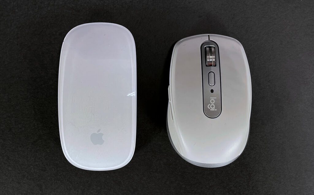 Links die Magic Mouse von Apple und rechts die "Logitech MX Anywhere 3 for Mac" im Vergleich (Fotos: Sir Apfelot).