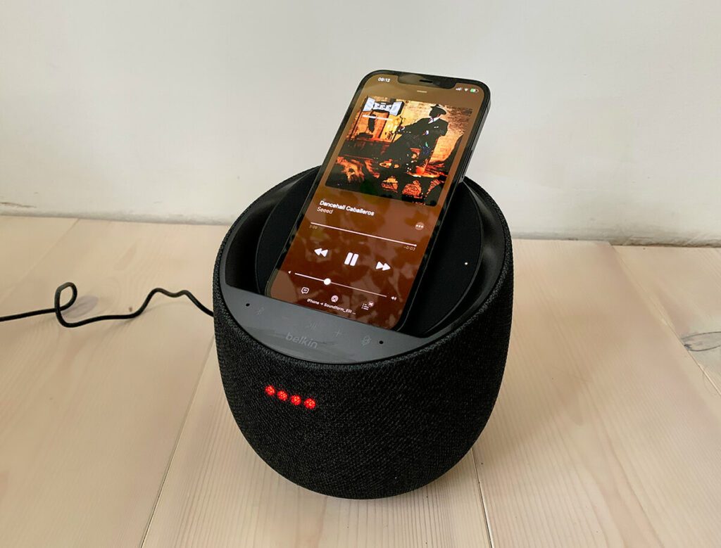 Das iPhone 12 Pro Max im Qi-Charging-Dock des Belkin Soundform Elite – kabelloses Laden und Musikhören klappen prima zusammen (Fotos: Sir Apfelot).