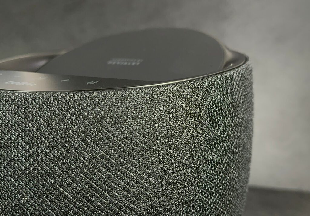 Die Stoffbespannung macht den Belkin Soundform Elite absolut wohnzimmertauglich und ich mag das Muster sogar mehr, als das reine Schwarz, wie man es beim HomePod findet.