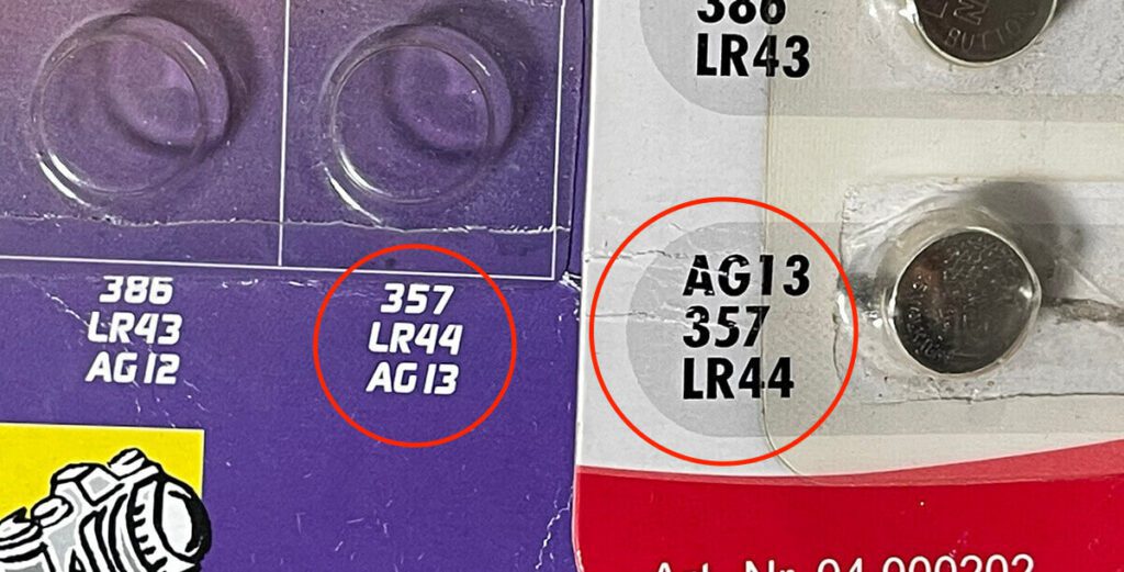 In fast jedem Knopfzellen-Set findet sich auch eine LR44 Batterie – meistens mit anderen Bezeichnungen für dieses Modell.