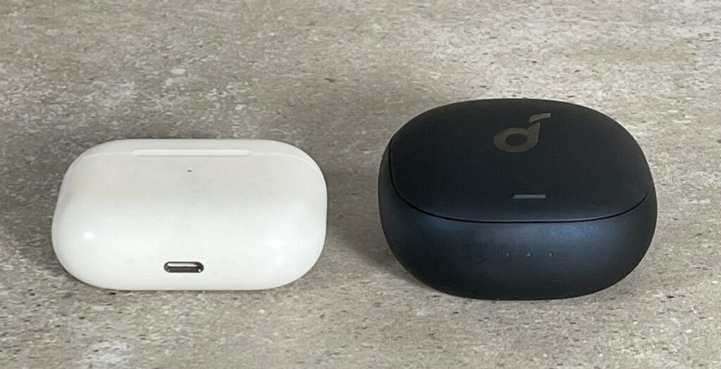 Das Case der AirPods Pro (links) ist etwas flacher und dafür breiter. Vom Volumen her dürften sich die beiden Boxen wenig geben.