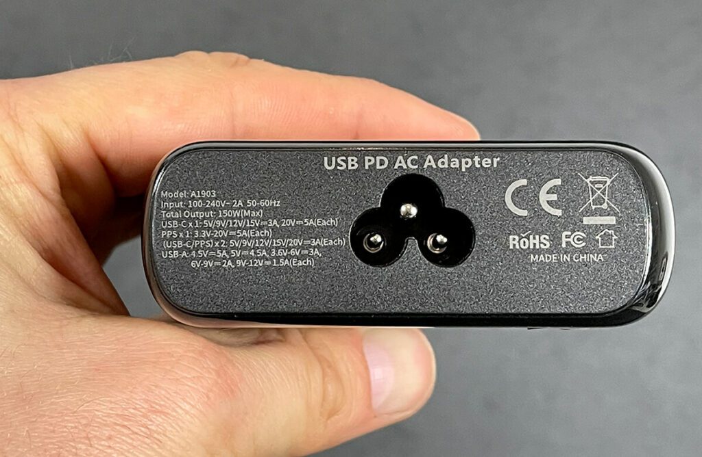 Auf der Rückseite des USB PD Laders findet man die technischen Daten nochmals aufgedruckt und sieht die dreipolige Buchse inklusive Erdung.