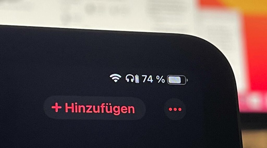 Ein nettes Feature: in der Anzeige des iPhone wird angezeigt, wieviel Akku die Kopfhörer noch haben.