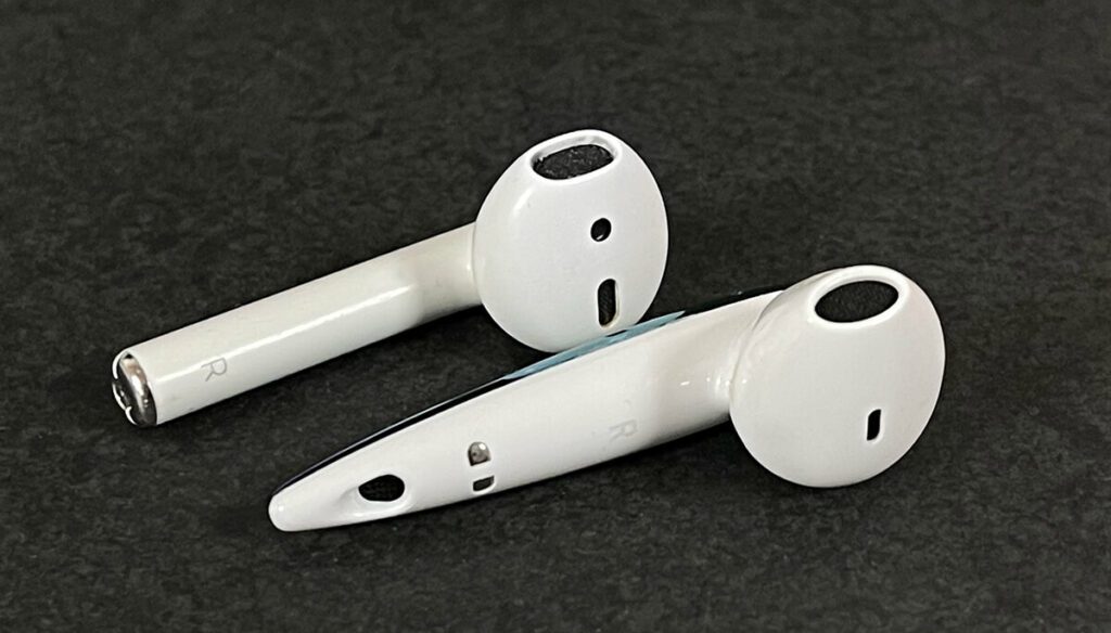 Von der Seite gesehen, sieht man, dass die Ladekontakte nicht (wie bei den AirPods) unten an der Öffnung angebracht sind