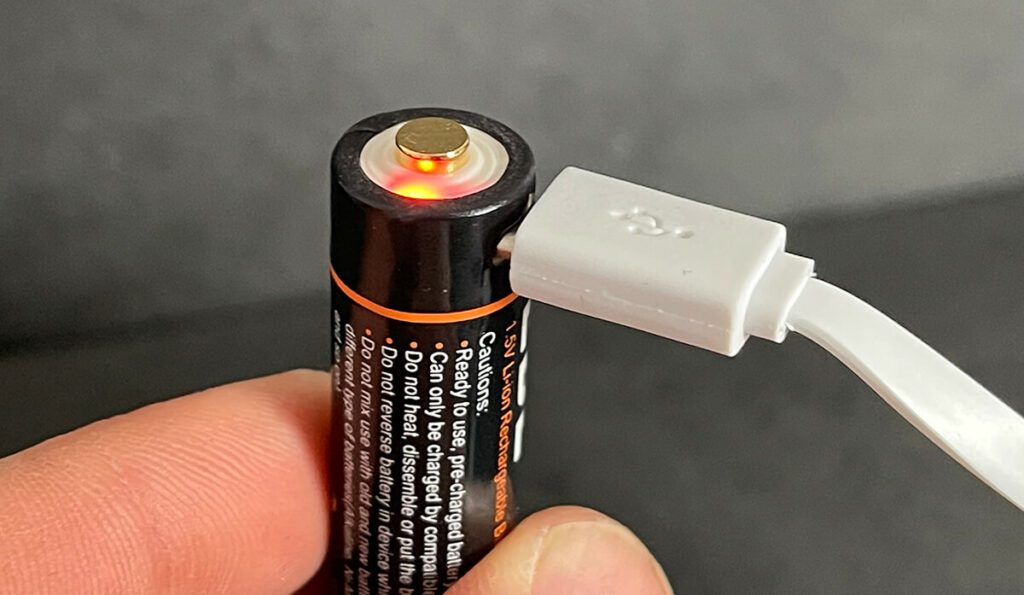 Das Aufladen der EBL Lithium-Akkus funktioniert über einen Micro-USB-Anschluss, wobei ich mit diesem Port eine persönliche Feindschaft hege.