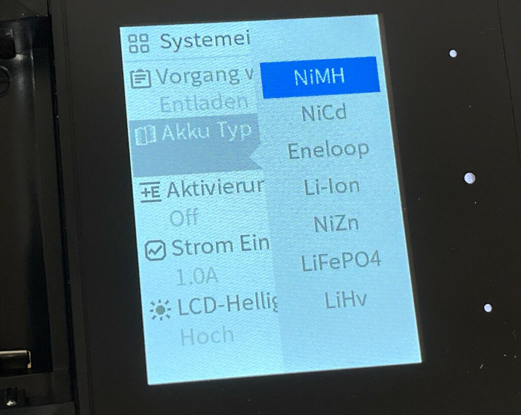 Mit wenigen Klicks kommt man in das Menü, in welchem man den Akku-Typ auswählen kann. Ganz oben in der Liste käme noch "Auto", aber die automatische Erkennung hat bei mir nicht so gut funktioniert.