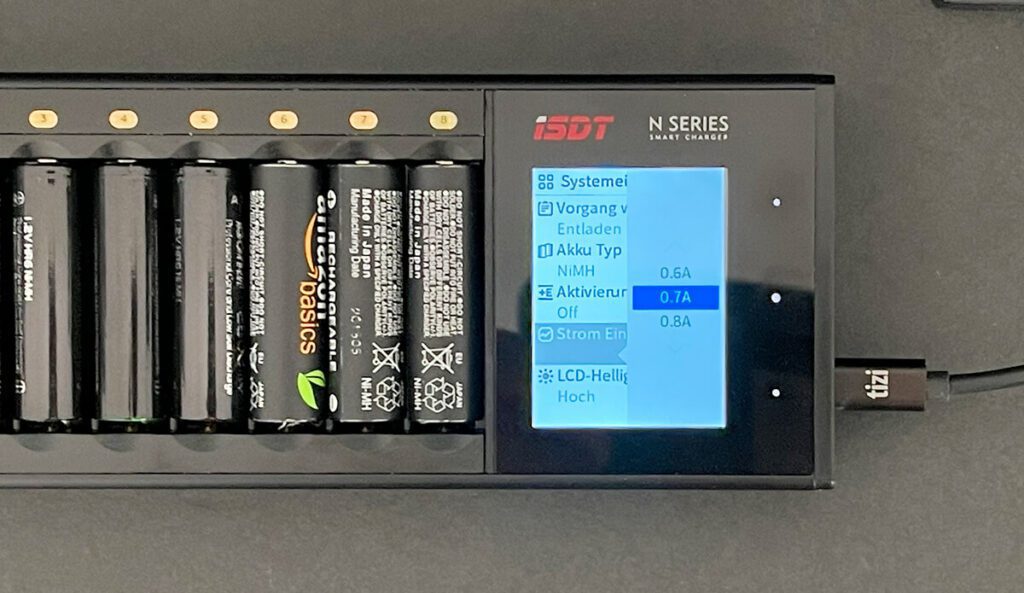 Das ISDT N8 ist ein ordentliches Ladegerät für einen sehr guten Preis. Ich würde jedoch den Lade- und Entladestrom direkt nach dem Auspacken schon auf 0,5 A umstellen, um die Akkus zu schonen – auch, wenn sich die Ladezeit dadurch etwas verlängert (Fotos: Sir Apfelot).