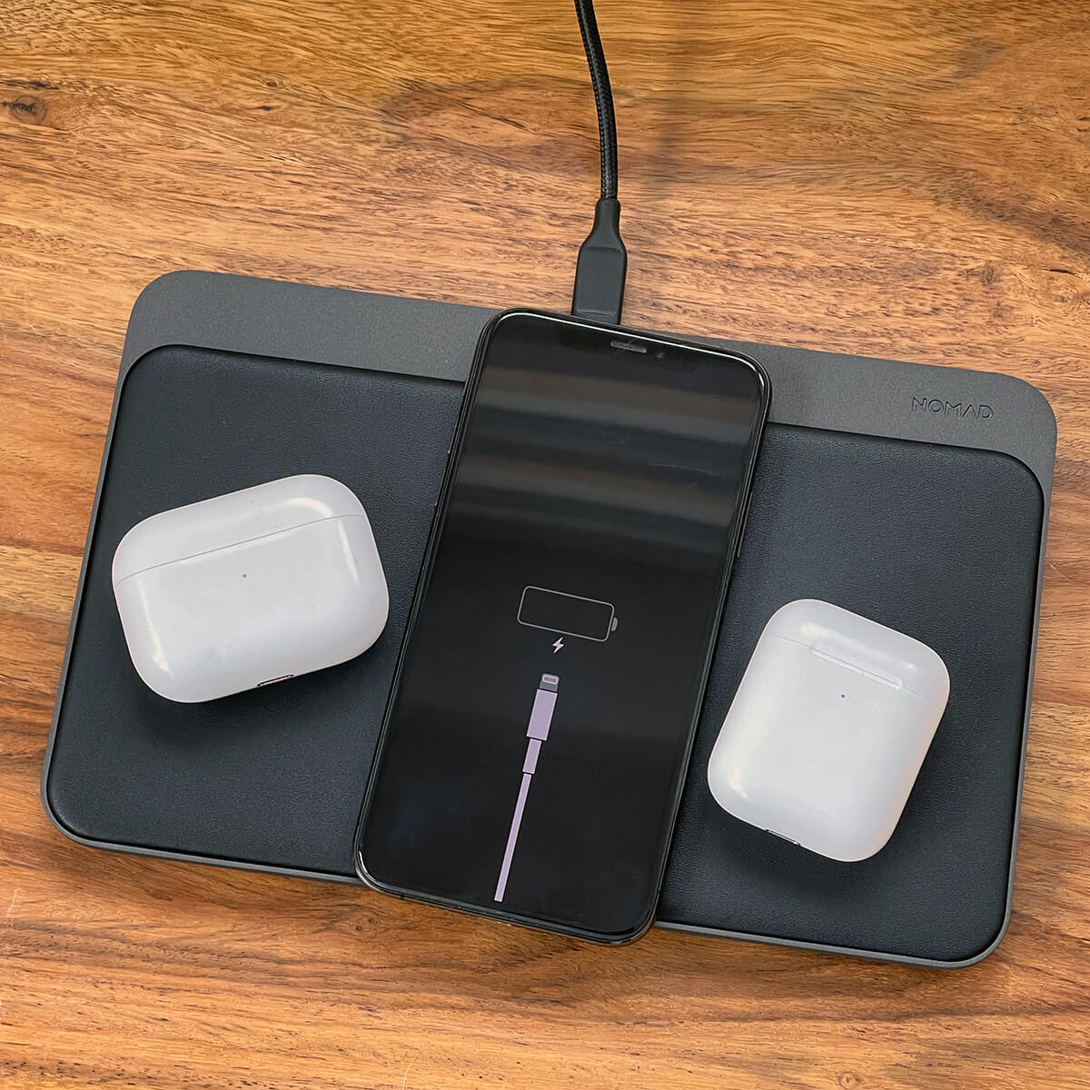 NOMAD BASE STATION PRO APPLE WATCHマウント付属