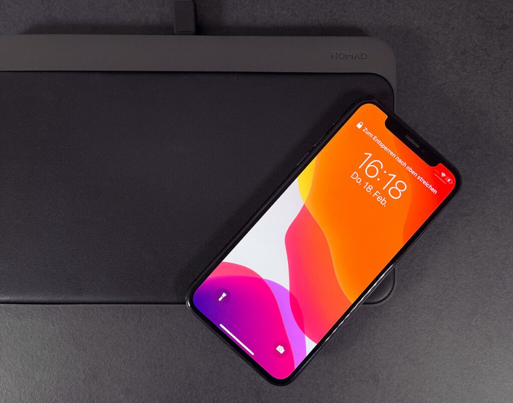 Das iPhone kann ruhig über die Ränder ragen. Solange die Mitte mit der Ladetechnik noch auf der Nomad Ladematte liegt, wird das iPhone aufgeladen (Fotos: Sir Apfelot).