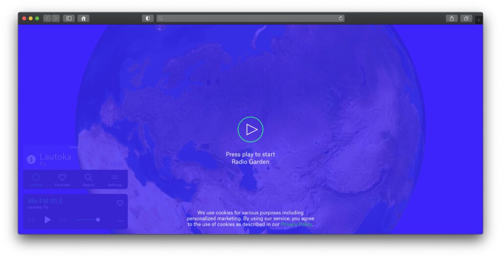 Einfach auf Play drücken / klicken, und schon hört ihr einen Radiosender bei Radio Garden. Anschließend könnt ihr zu allen Ländern navigieren, Favoriten anlegen und mehr.