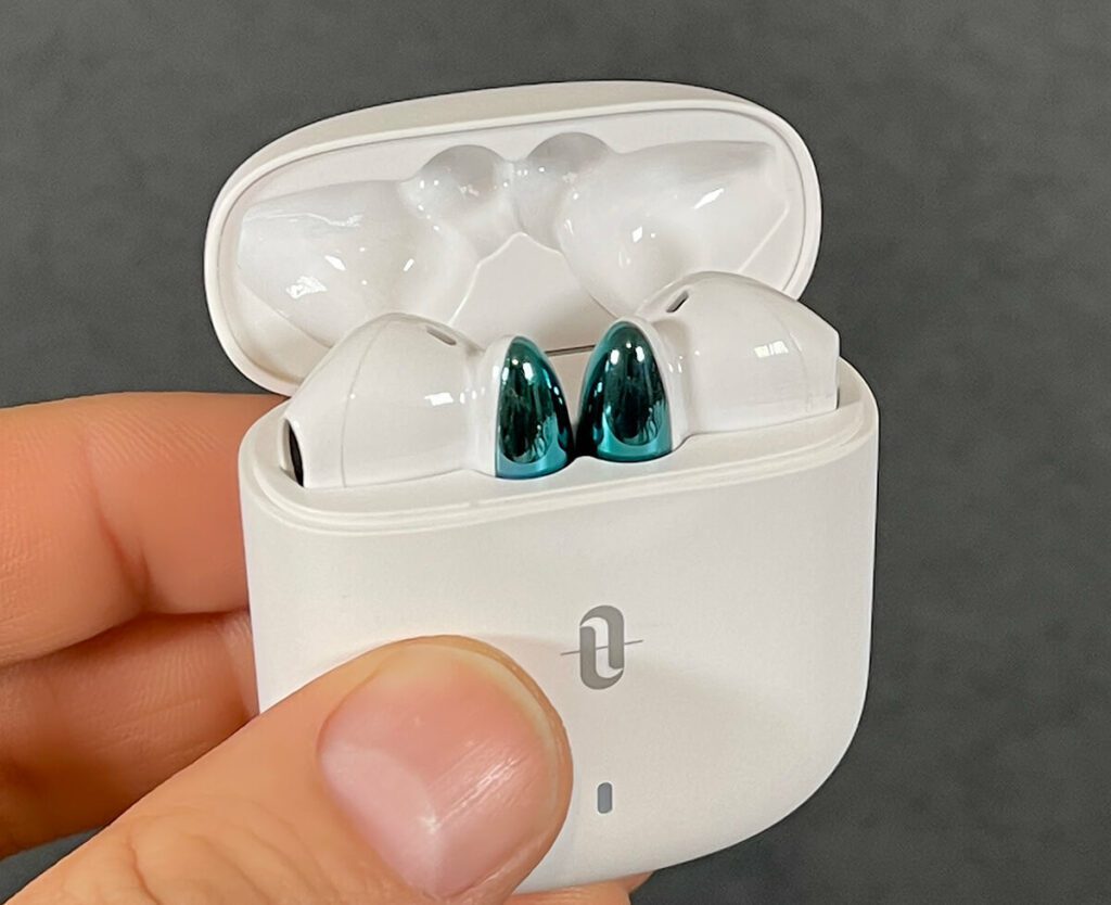 Die TaoTronics SoundLiberty 80 kommen mit einem kleinen Ladecase, das – sicher nicht zufällig – an den Formfaktor der AirPods erinnert (Fotos: Sir Apfelot).