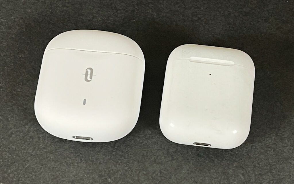 Links das Ladecase der TaoTronics SoundLiberty 80 und rechts – mein mittlerweile etwas mitgenommenes – Ladecase der AirPods (2. Generation).