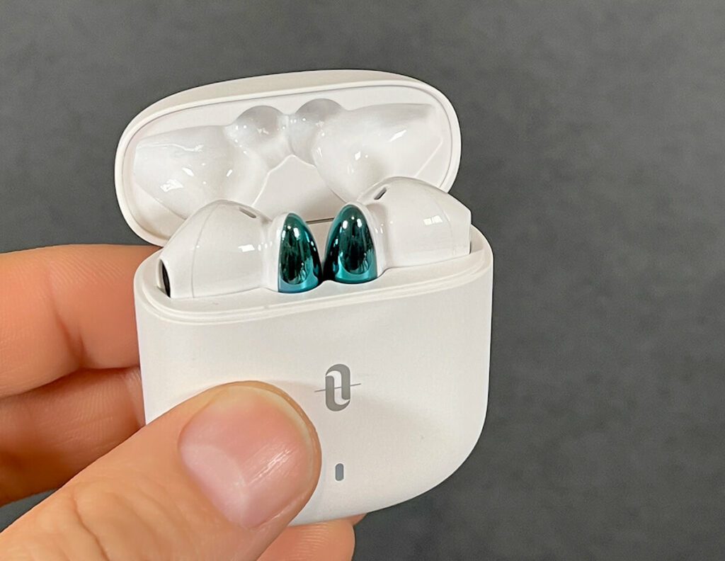 Die TaoTronics TT-BH080 (SoundLiberty 80) sind von Ihrer Bauweise den AirPods sehr ähnlich. Lediglich die farbige Fläche und die Form der Stäbe ist anders (Fotos: Sir Apfelot).