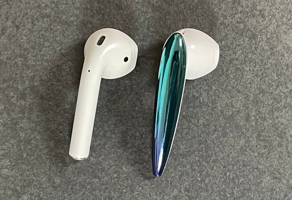 Links sieht man die AirPods und rechts die SoundLiberty 80, welche ein kleines Stückchen länger sind (Fotos: Sir Apfelot).