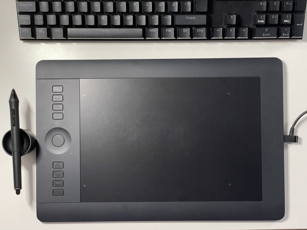 Das Wacom Intuos Pro M hat eine gute Größe, einen schönen Stylus mit Stifthalter, Funktionstasten und einen Touch Ring. Im kurzen Test hat es mich bereits überzeugt.