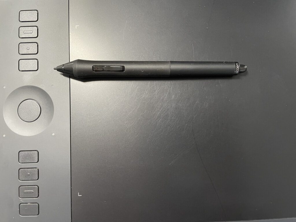 Warum ich lieber ein Grafik-Tablet statt einem Apple iPad (Pro) nutzen will: raue Oberfläche, Funktionstasten, lange Haltbarkeit, Stift ohne Akku.