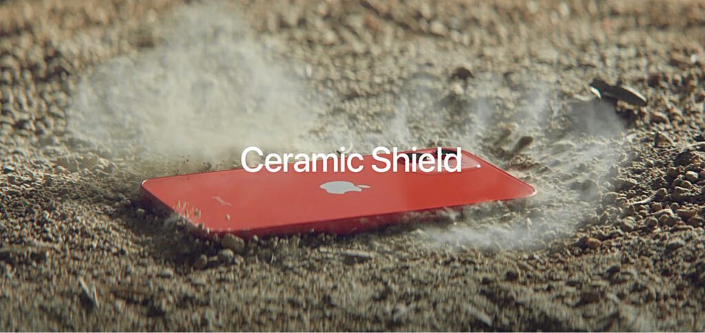 Im neuen Apple-Werbespot mit dem Titel Fumble geht es um das Ceramic Shield in den Versionen des iPhone 12 von 2020. Ein Detail fällt dabei stark auf…