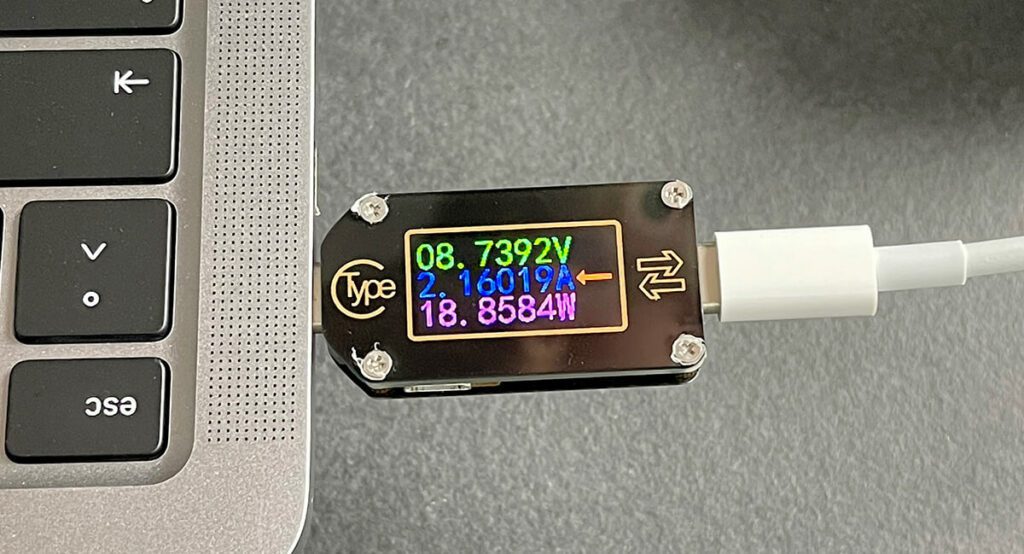 Sobald der USB-A-Port ebenfalls belegt wird, sinkt die Ladespannung am USB-C-Port auf 8,7 Volt und man erreicht nur noch 19 Watt Leistung.