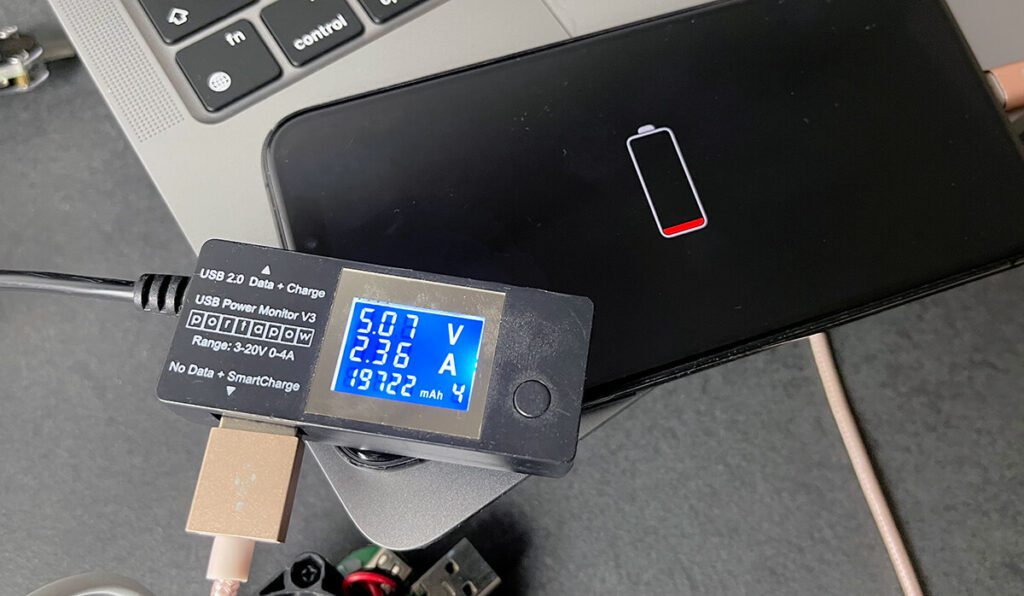 Mein komplett leeres iPhone XS lädt das Netzteil mit 5 Volt und 2,3 Ampere auf, was auch schon eine ordentliche Ladeleistung ist. Mit USB Power Delivery über USB C würde es jedoch noch mehr Strom bekommen (Fotos: Sir Apfelot).