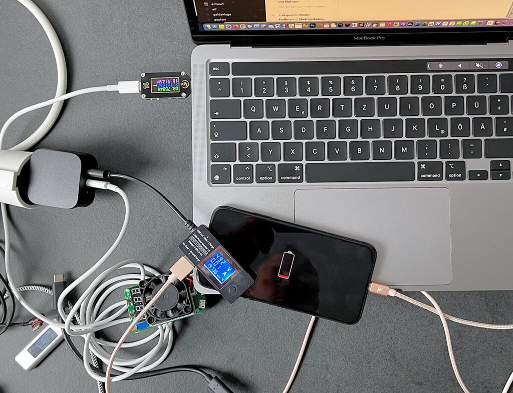 Beim Messen herrscht immer etwas Chaos auf dem Tisch. Neben dem RAVPower Netzteil fliegen auch immer MacBooks, iPhones, iPads, Powerbanks und USB-Mulitmeter auf dem Tisch rum (Fotos: Sir Apfelot).