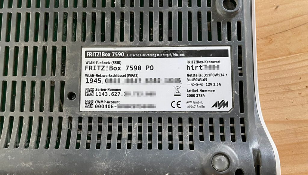 Das WLAN-Passwort und das Kennwort für die FritzBox Benutzeroberfläche findet man in der Regel auf der Unterseite der FritzBox (Foto: Sir Apfelot).