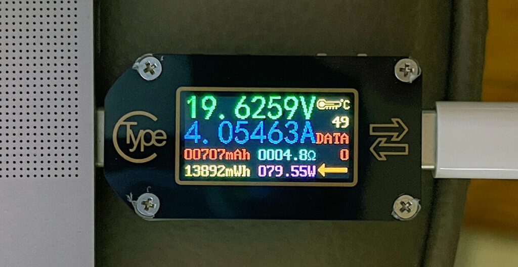 Beim Laden mit dem Hunda A1903 flossen zwar etwas weniger Wattstunden in das MacBook Pro, aber dafür hat es den Vorteil, dass beide USB-C Ports bei Doppelbelegung bis zu 60 Watt liefern.