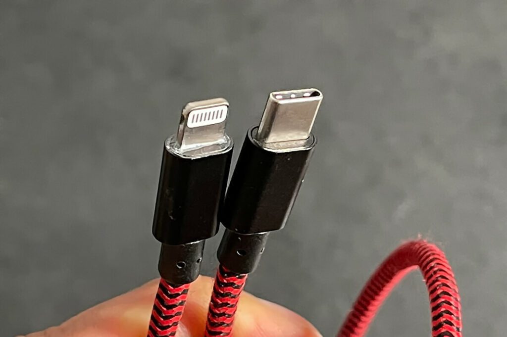 Hier sieht man ein USB-C-auf-Lightning-Ladekabel, welches an aktuelle iPhones passt.