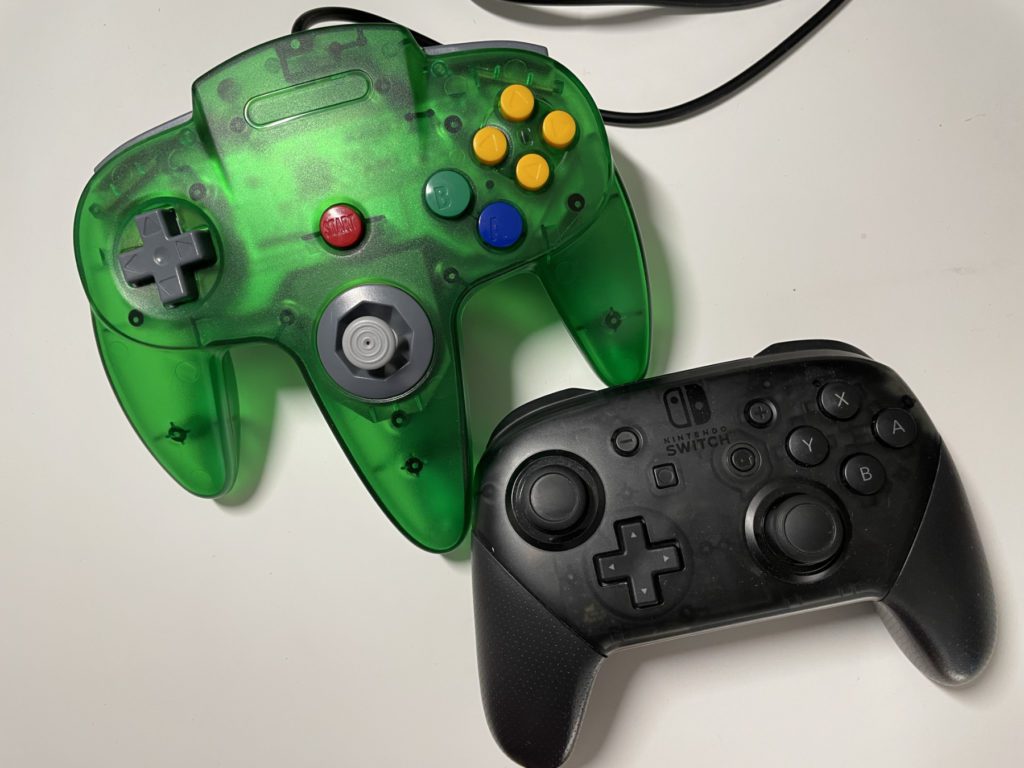 Der Nintendo Switch Pro Controller hat wesentlich mehr Knöpfe, Tasten und Sticks. Spiele für die aktuelle Konsole sind entsprechend darauf ausgelegt und lassen sich mit dem N64 Gamepad nicht steuern. Außer vielleicht sie beschränken sich auf wenige Eingabeoptionen.