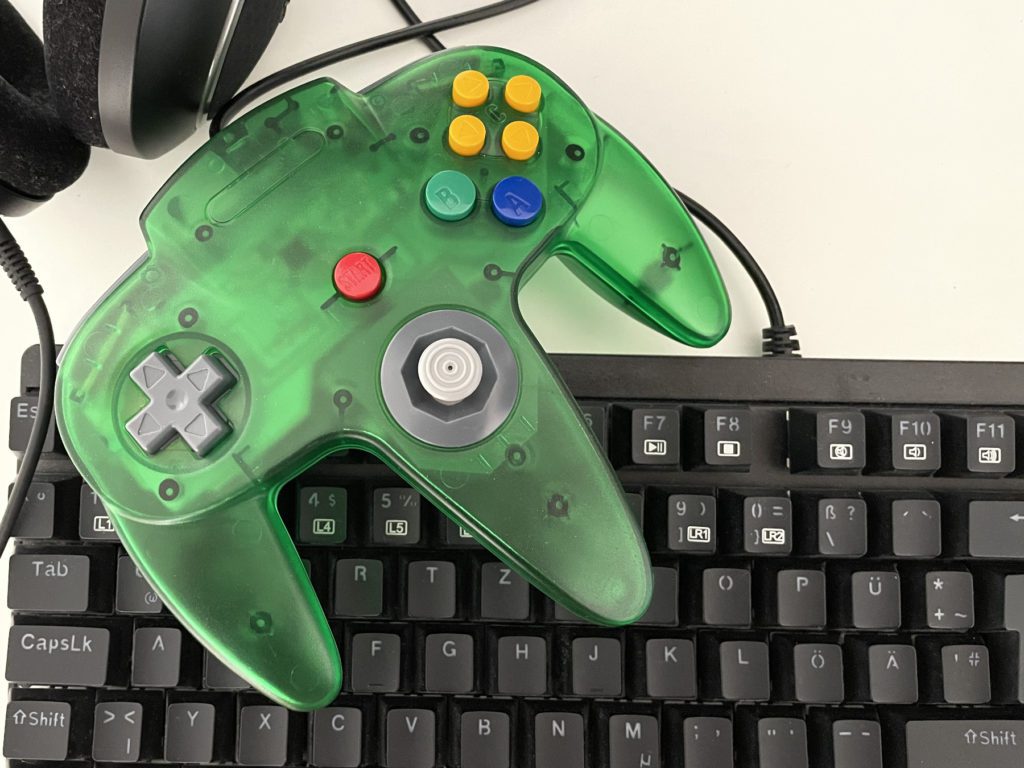 Am meisten verwende ich den N64 Controller mit USB-Anschluss am Gaming PC, um Homebrew-Projekte für Game Boy oder N64 damit zu spielen, deren Nutzung auf originaler Hardware unverhältnismäßig aufwändig und teuer wäre.