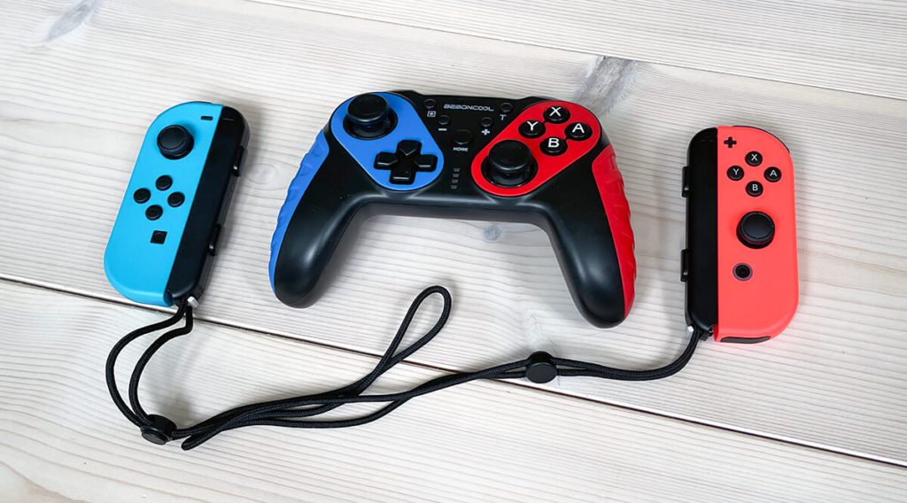 Den Beboncool Switch Controller ist deutlich größer als die Spielknubbel, welche an der Switch klemmen – für meine Hände perfekt (Foto: Sir Apfelot).