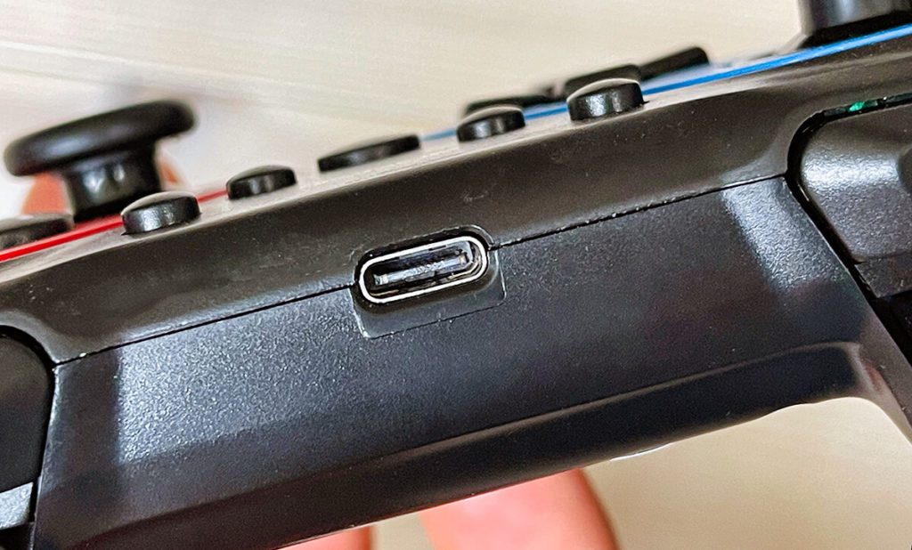 Schön ist, dass der Switch Controller auch über USB-C aufgeladen werden kann. Ich versuche nach und nach alles auf USB-C umzustellen, aber ein paar Geräte haben leider immernoch Micro-USB als Ladeport.