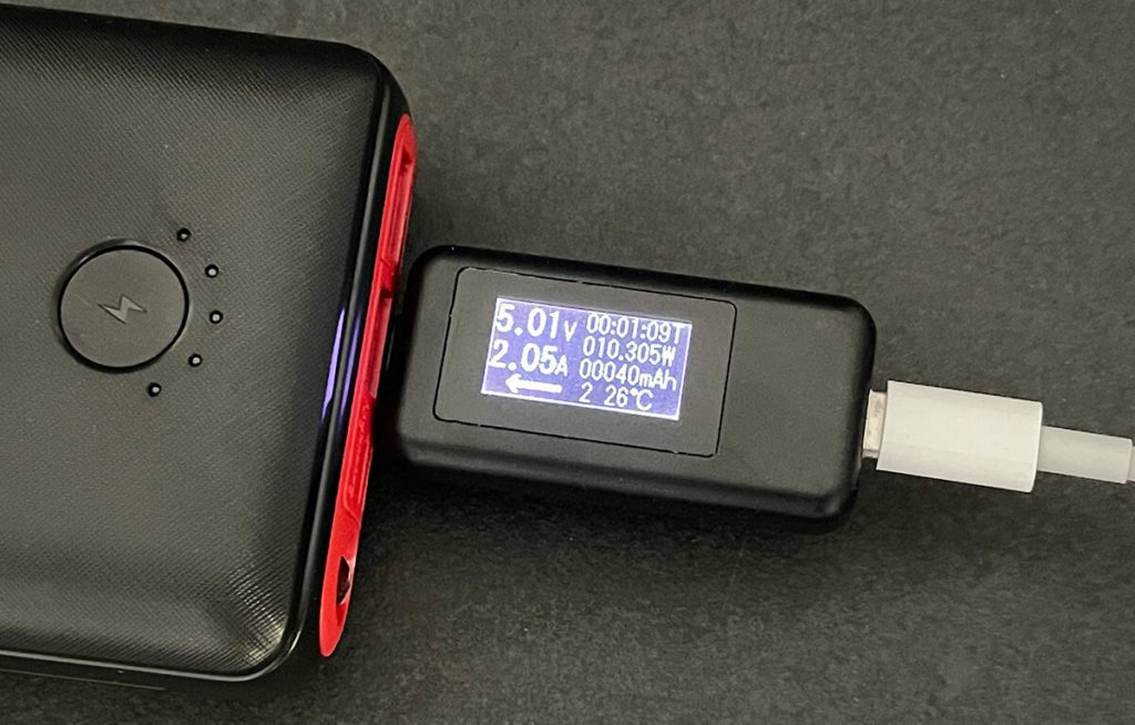 Das Aufladen der Powerbank und auch das Aufladen von Geräten mit der Powerbank läuft nur mit 5 Volt und maximal 2,1 Ampere – das sorgt für lange Ladezeiten (Foto: Sir Apfelot).