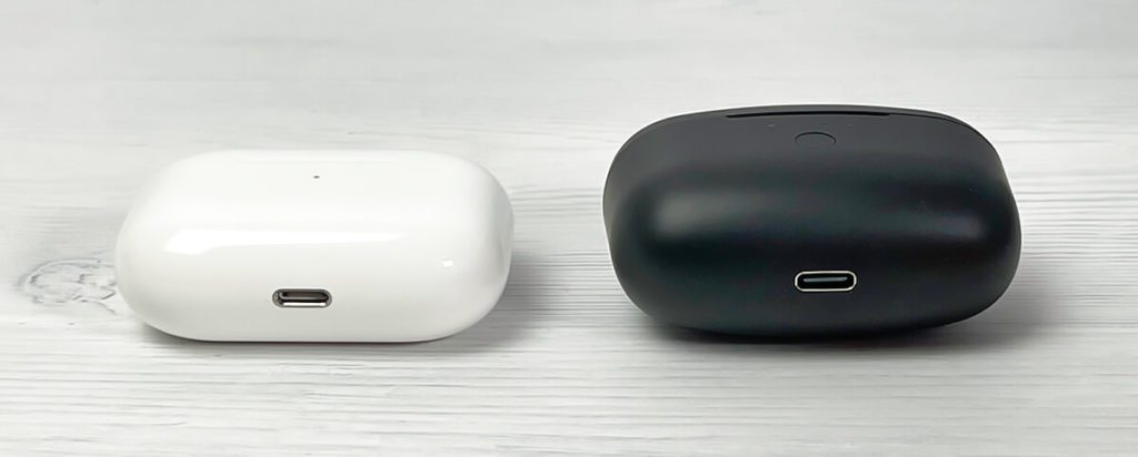 Links das Case der AirPods Pro und rechts das der Tribit FlyBuds C1 im Vergleich.