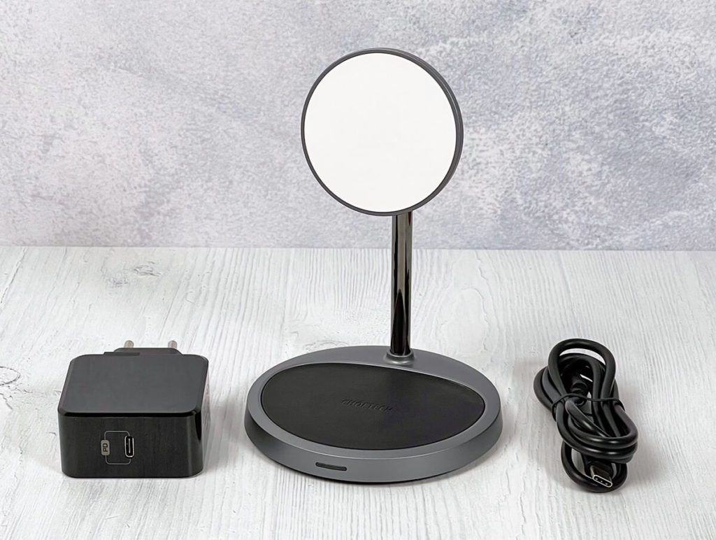 Im Lieferumfang des Choetech Magnetic Wireless Charging Stand ist alles dabei, was man benötigt. Sogar ein 30 Watt USB-C Netzteil ist im Lieferumfang.