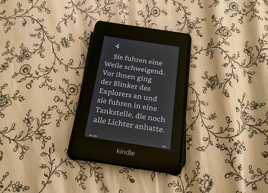 So sieht es aus, wenn auf dem Kindle Paperwhite der Dark Mode aktiviert ist: weiße Schrift auf schwarzem Hintergrund (Fotos: Sir Apfelot).