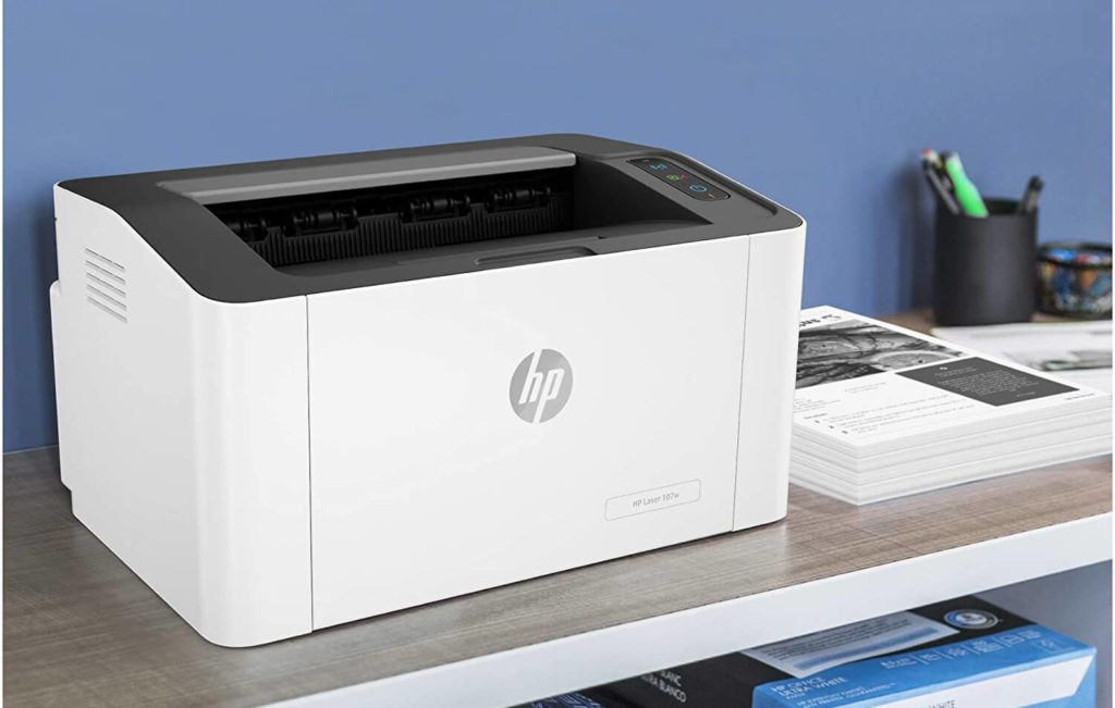 Meine Empfehluing fiel auf den HP Laser 107w – einen Schwarzweiß-Laderdrucker, der auch AirPrint-kompatibel ist und damit vom iPad direkt angesprochen werden kann (Foto: Amazon).