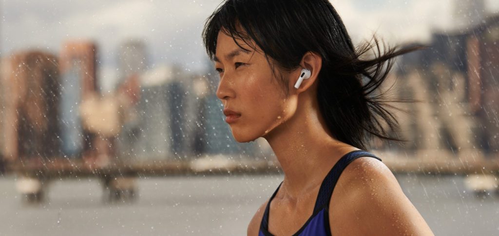 Die neuen Apple AirPods der 3. Generation sind wasser- und schweißresistent nach Schutzklasse IPX4. Damit eignen sie sich als Sportkopfhörer.