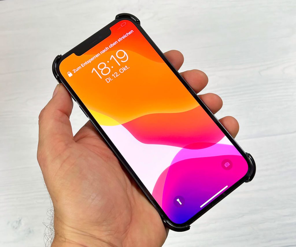 Von vorne ist die Arc Pulse Hülle fast unsichtbar. Nur an den Ecken des iPhone sieht man die schwarzen Elemente des Arc Pulse (Fotos: Sir Apfelot).