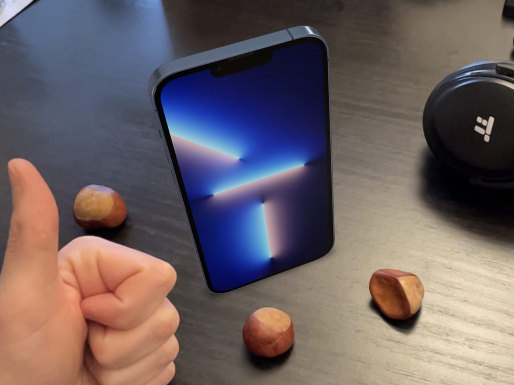 So sieht es aus, wenn das Apple iPhone 13 Pro Max auf dem Tisch steht. Ihr könnt es in der Augmented Reality (AR) drehen und durch eigene Bewegungen von allen Seiten betrachten.