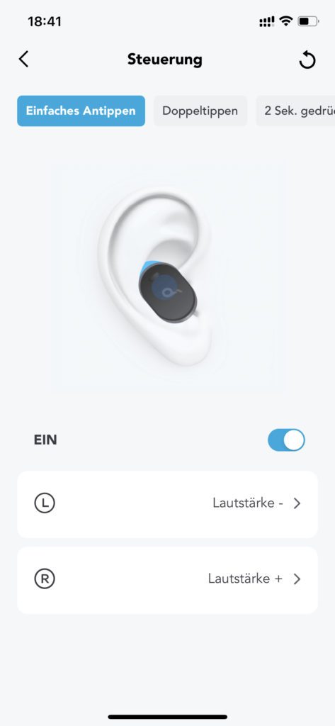 Standardmäßig kann man die Lautstärke an den Soundcore Liberty 3 Pro Kopfhörern nicht regeln. Nutzt man aber die App, dann können Touch-Eingaben neu belegt werden. Das einmalige Tippen zum Beispiel kann für "Lauter" und "Leiser" festgelegt werden.