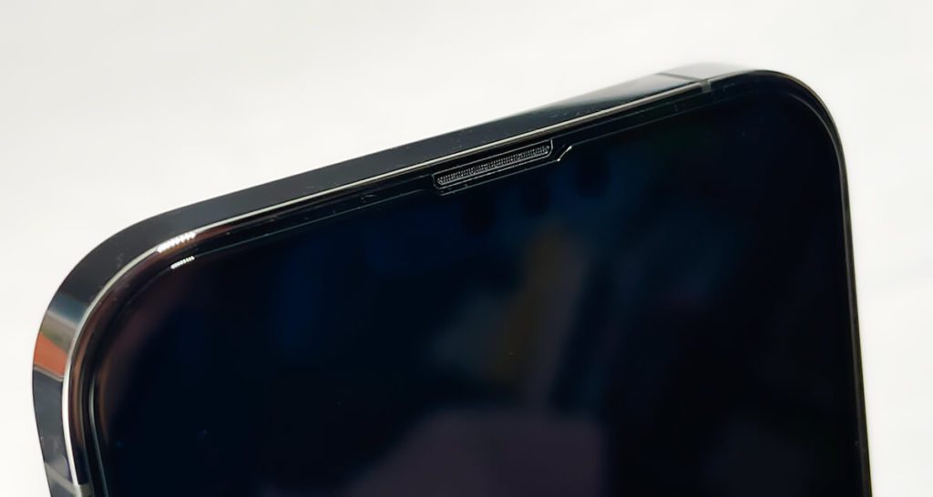 Der Lautsprecher oben im iPhone ist beim Panzerglas ausgespart, aber der Bereich der Notch ist mit dem Glas geschützt.