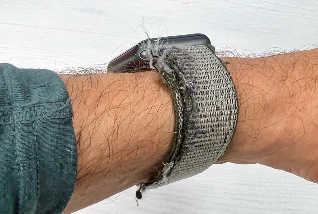 Mein altes Nylon-Armband an meiner Apple Watch Series 3 hat in den letzten Jahren gut gehalten, aber zu viele Kontakte mit Hunden, Katzen und Klettverschlüssen gehabt. Jetzt muss es langsam mal getauscht werden.