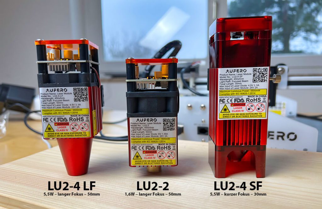 Hier sieht man die drei verschiedenen Lasermodule im Bild. Müsste ich mich für eines entscheiden, wäre es dasa LU2-4 SF, da es feine Gravuren genauso gut meistert, wie feine, aber tiefe Schnitte durch Holz, Pappe und andere Materialien (Fotos: Sir Apfelot).