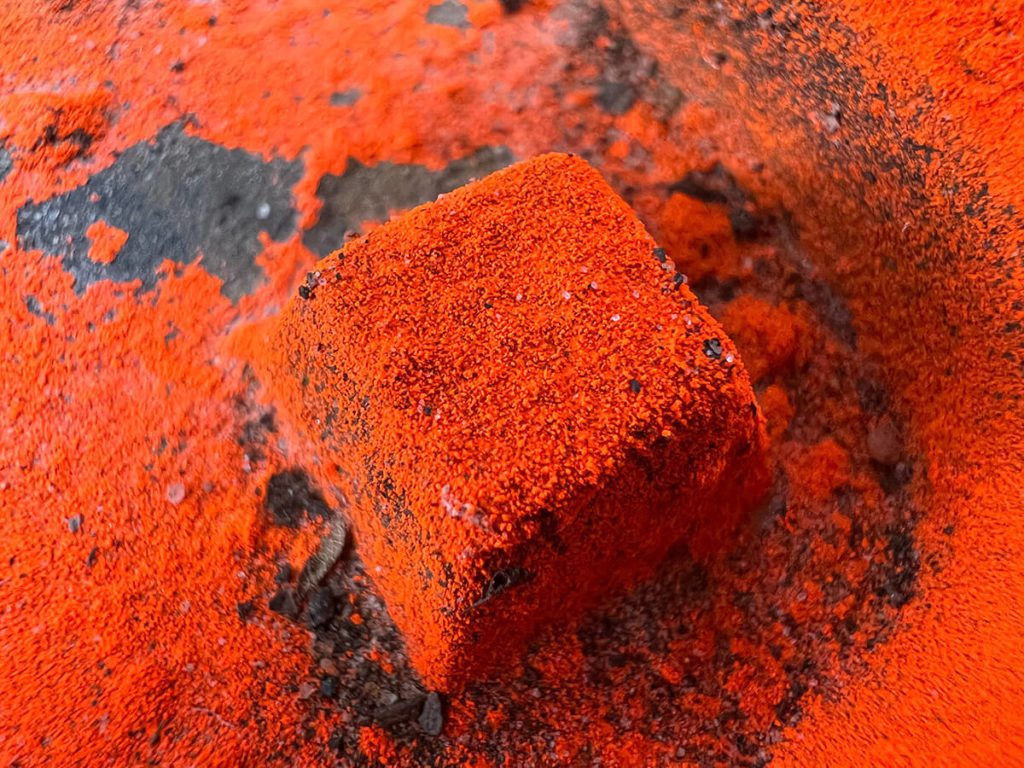 Das Schönste am Makromodus ist, dass man mal völlig neue Motive knipsen kann. Hier ein kleiner Teil eines Kanaldeckels, der von einem Bauarbeiter orange angesprüht wurde. Hat irgendwie was, oder?!