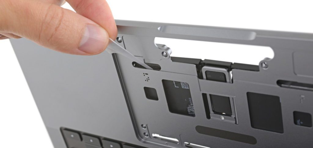 Um die mittleren Batterie-Elemente des neuen MBP zu lösen, muss zunächst das Trackpad abgeschraubt werden. Auch hierfür findet ihr die nötigen Einzelschritte bei iFixit.com.