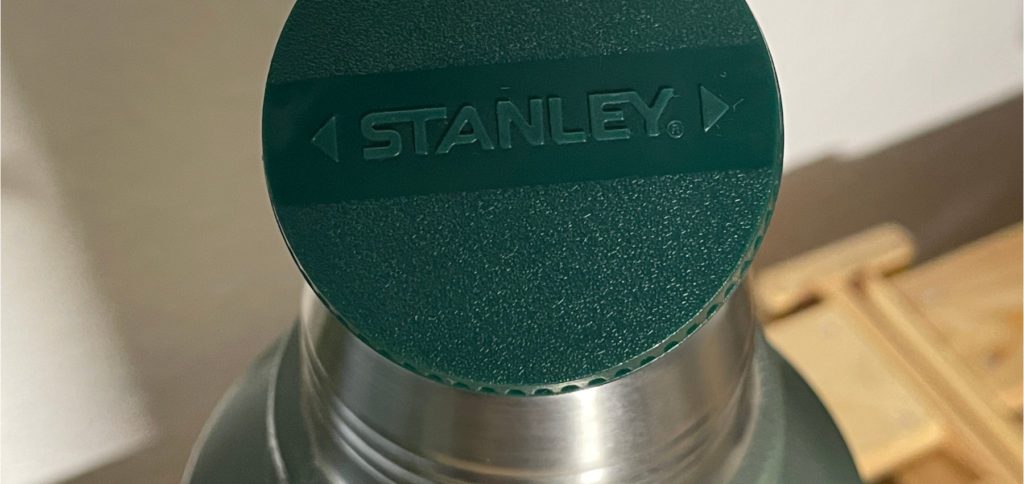 Die Stanley Thermokanne mit 1,9 Liter Volumen ist mein Pick der Woche in der KW 49 des Jahres 2021. Sie hält Kaffee, Tee, Suppe und mehr bis zu 32 Stunden warm. Ich hab sie seit 2018 im Einsatz und kann sie empfehlen.