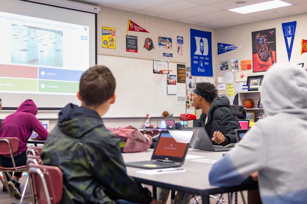 Die Schüler können per Laptop, Smartphone oder Tablet am Quiz teilnehmen.