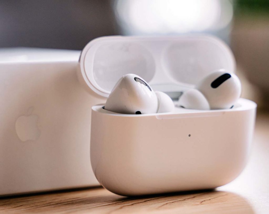 Die AirPods Pro sind so ein Hingucker, wenn sie nicht gerade als Kauspielzeug verwendet werden (Foto: David Levêque/Unsplash).